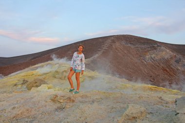Vulca'daki Gri Hidrojen Volkanı ve Volkan Kraterleri'nde bir kız