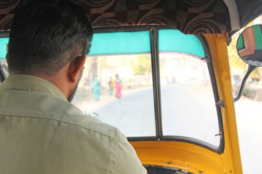 Şoför Hampi'de şişman bir tuk. Yolcu tarafından bir bakış