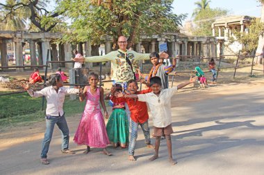 Hindistan, Hampi, 02 Şubat 2018. Kel ve neşeli bir Avrupalı adam
