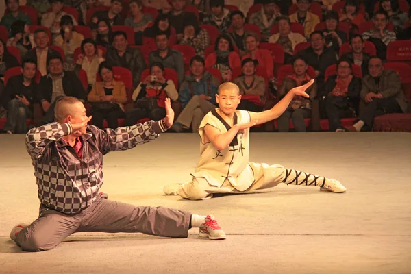 Çin, Shaolin - Nisan 11, 2012. Shaolin Monks Göster. Manastır o