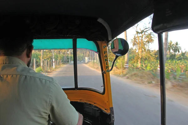 Der Fahrer ist ein dicker Tuk in Hampi. Blick von der Beifahrerseite — Stockfoto