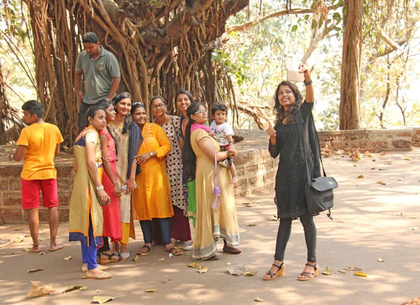 Indie, Goa, 18. ledna 2018. Skupina indických dívek na backgu — Stock fotografie