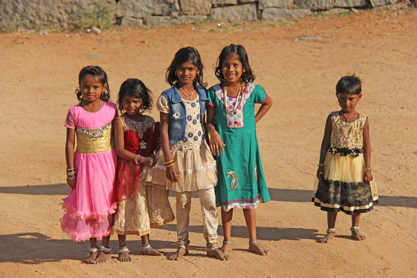 インド、ハンピ、2018年2月02日。ハンピのインドの子供たち。A g — ストック写真