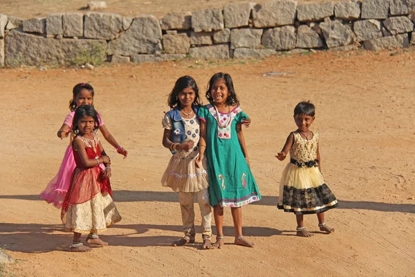 India, Hampi, 02 febrero 2018. Niños de la India, en Hampi. A g — Foto de Stock