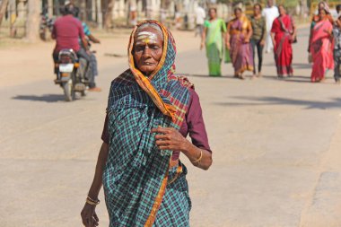Hindistan, Hampi, 2 Şubat 2018. Bir sari yaşlı bir kadın wa olduğunu