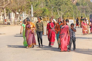 Hindistan, Hampi, 2 Şubat 2018. Bir grup insan, kadın ve erkek