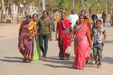 Hindistan, Hampi, 2 Şubat 2018. Bir grup insan, kadın ve erkek