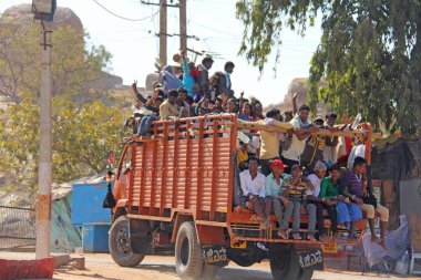 Hindistan, Hampi, 02 Şubat 2018. Güzel bir Hint kamyon taşır