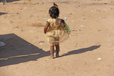 Hindistan, Hampi, 02 Şubat 2018. Kirli bir dr küçük bir zavallı kız