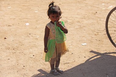 Hindistan, Hampi, 02 Şubat 2018. Kirli bir dr küçük bir zavallı kız