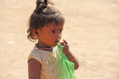 Hindistan, Hampi, 02 Şubat 2018. Kirli bir dr küçük bir zavallı kız