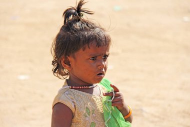 Hindistan, Hampi, 02 Şubat 2018. Kirli bir dr küçük bir zavallı kız