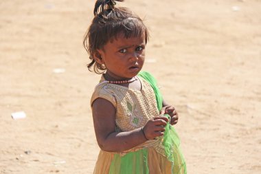 Hindistan, Hampi, 02 Şubat 2018. Kirli bir dr küçük bir zavallı kız