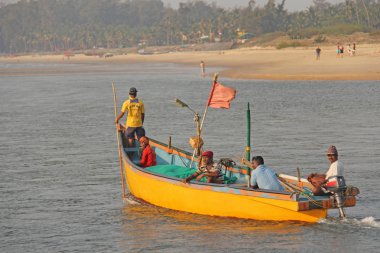 Hindistan, Goa, 19 Ocak 2018. Teknelerdeki balıkçılar denize açılıyor. Balık
