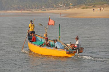 Hindistan, Goa, 19 Ocak 2018. Teknelerdeki balıkçılar denize açılıyor. Balık