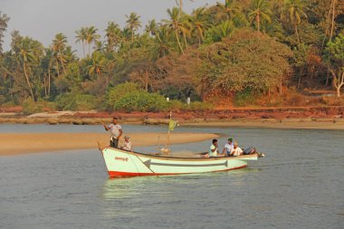 Hindistan, Goa, 19 Ocak 2018. Teknelerdeki balıkçılar denize açılıyor. Balık
