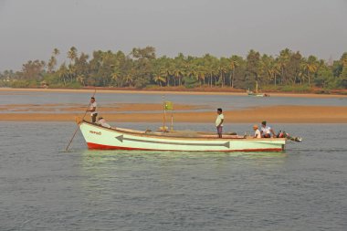 Hindistan, Goa, 19 Ocak 2018. Teknelerdeki balıkçılar denize açılıyor. Balık