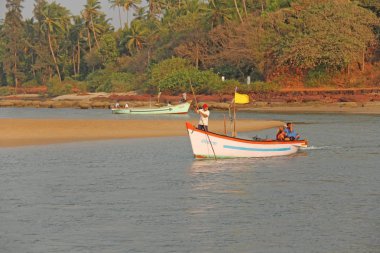 Hindistan, Goa, 19 Ocak 2018. Teknelerdeki balıkçılar denize açılıyor. Balık