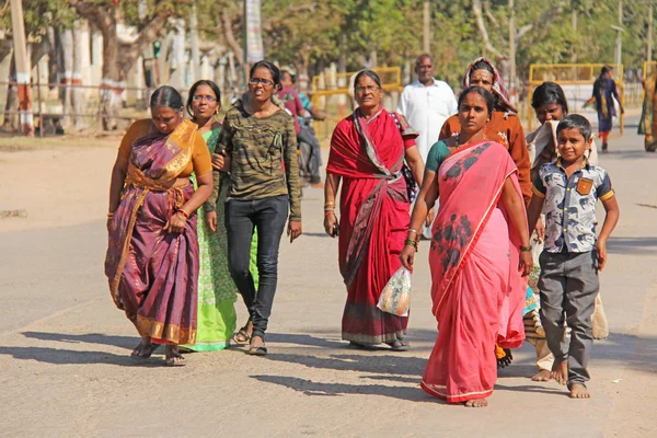 Hindistan, Hampi, 2 Şubat 2018. Bir grup insan, kadın ve erkek