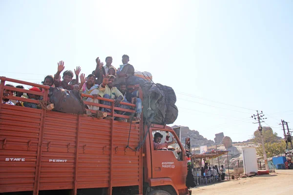 Ινδία, Χάμι, 02 Φεβρουαρίου 2018. Ένα όμορφο ινδικό φορτηγό κουβαλάει — Φωτογραφία Αρχείου
