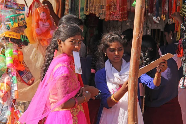 India, Hampi, 02 február 2018. Fiatal lányok élénk rózsaszín Saris — Stock Fotó