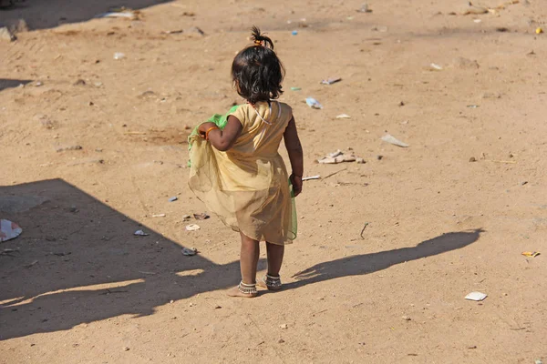 India, Hampi, 02 February 2018. A little poor girl in a dirty dr — Stock Photo, Image