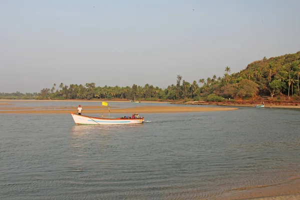 India, Goa, január 19, 2018. Halászok a hajók a tengerbe. Hal — Stock Fotó