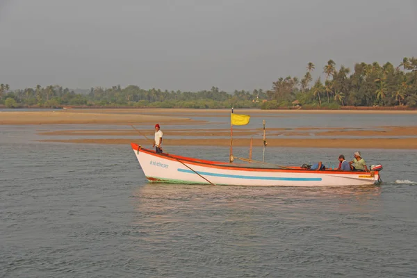 Indie, Goa, 19. ledna 2018. Rybáři na lodích jezdí na moře. Ryby — Stock fotografie