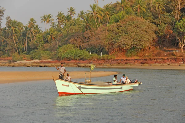 Hindistan, Goa, 19 Ocak 2018. Teknelerdeki balıkçılar denize açılıyor. Balık