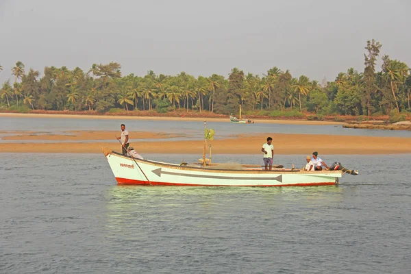 Índia, GOA, 19 de janeiro de 2018. Pescadores em barcos vão para o mar. Peixe — Fotografia de Stock
