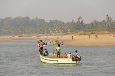 Hindistan, Goa, 19 Ocak 2018. Teknelerdeki balıkçılar denize açılıyor. Balık