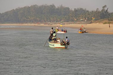 Hindistan, Goa, 19 Ocak 2018. Teknelerdeki balıkçılar denize açılıyor. Balık
