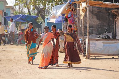 Hindistan, Hampi, 02 Şubat 2018. Parlak sarili kadınlar aşağı yürüyor 
