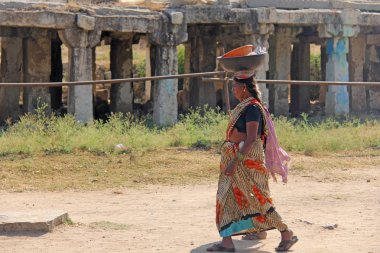 Hindistan, Hampi, 02 Şubat 2018. Bir sari carrie hintli bir kadın