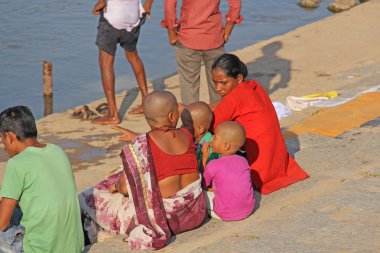 Hindistan, Hampi, 02 Şubat 2018. Th nehir üzerinde Hint halkı