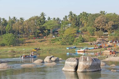 Hindistan, Hampi, 02 Şubat 2018. Nehirde bir teknede geçiş 