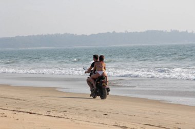 Hindistan, Goa, 22 Ocak 2018. Bir kız ve bir adam bir scoo sürme