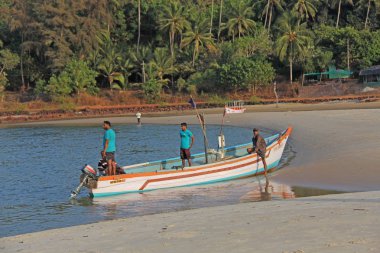 Hindistan, Goa, 05 Şubat 2018. Teknelerdeki balıkçılar denize açılıyor ve 