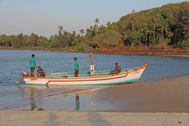 Hindistan, Goa, 05 Şubat 2018. Teknelerdeki balıkçılar denize açılıyor ve 