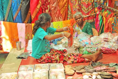 Anjuna pazarında Hint satıcılar, Goa, Hindistan. Hint pazarları,