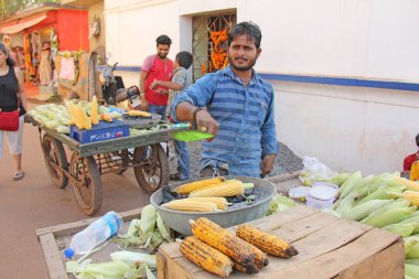 Hindistan, Goa, 24 Ocak 2018. Pişmiş ve pişmiş cor satıcısı
