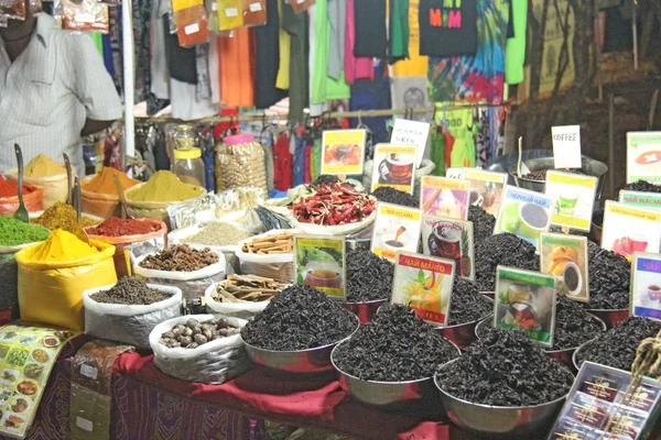 India, Goa. 20 de enero de 2018. Té negro y especias en el bazar — Foto de Stock