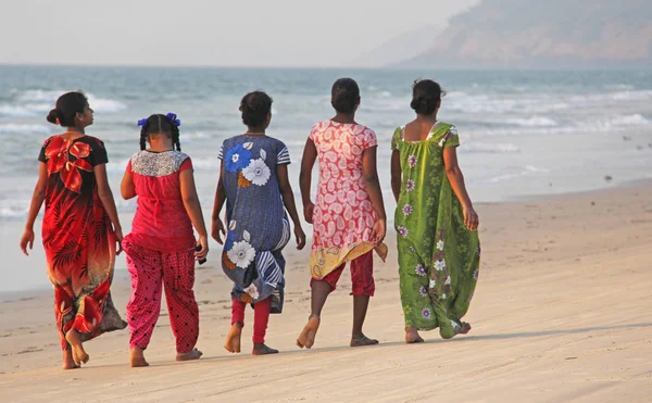 Indien, goa, 22. januar 2018. eine gruppe indischer frauen in hell — Stockfoto