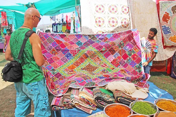 India, Goa. 24 de enero de 2018. Un hombre vende un velo y sus bienes — Foto de Stock