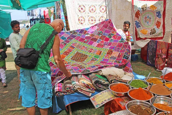 India, Goa. 24 de enero de 2018. Un hombre vende un velo y sus bienes — Foto de Stock