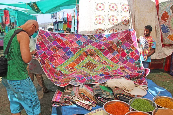India, Goa. 24 de enero de 2018. Un hombre vende un velo y sus bienes — Foto de Stock