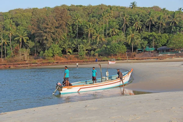 Indien, Goa, februari 05, 2018. Fiskare på båtar åker till sjöss och — Stockfoto