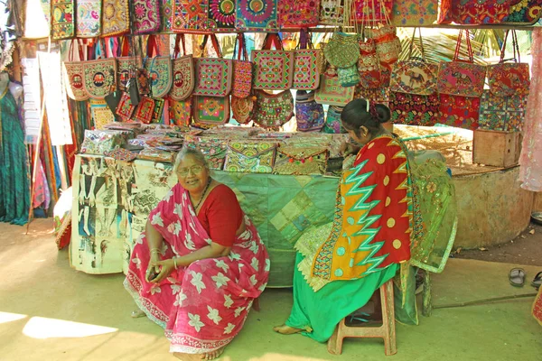 India, Goa. 24 gennaio 2018. Una donna venditore vende borse di texti — Foto Stock
