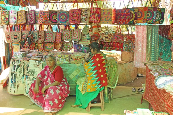 India, Goa. 24 de enero de 2018. Una vendedora vende bolsas de texti —  Fotos de Stock