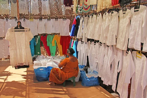 Anjuna pazarında Hint satıcılar, Goa, Hindistan. Hint pazarları, — Stok fotoğraf